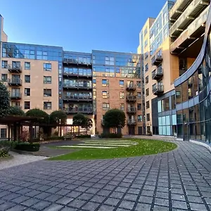  Apartment Large 2 Bed, 2 Bath, Free Parking & Wifi United Kingdom